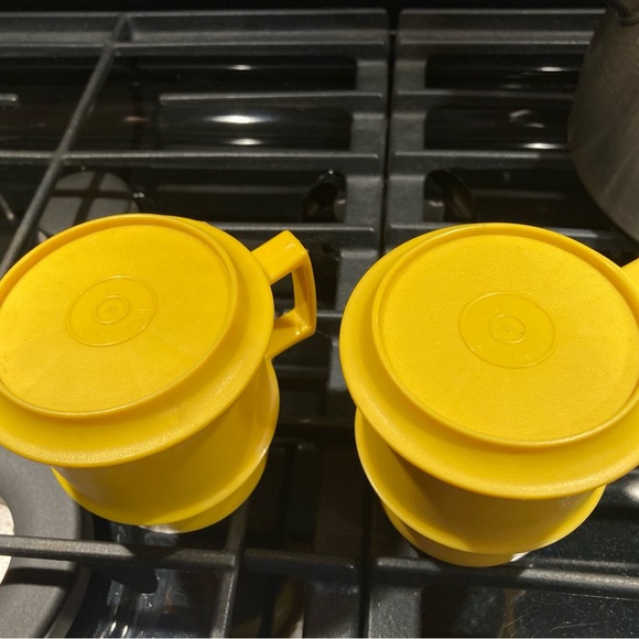 Vintage Yellow Tupperware Mugs with lids/ coasters - Picture 4 of 4